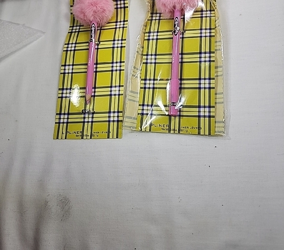 Makeup Revolution Pink Pom Pom Lip Liner - Picture 2 of 6